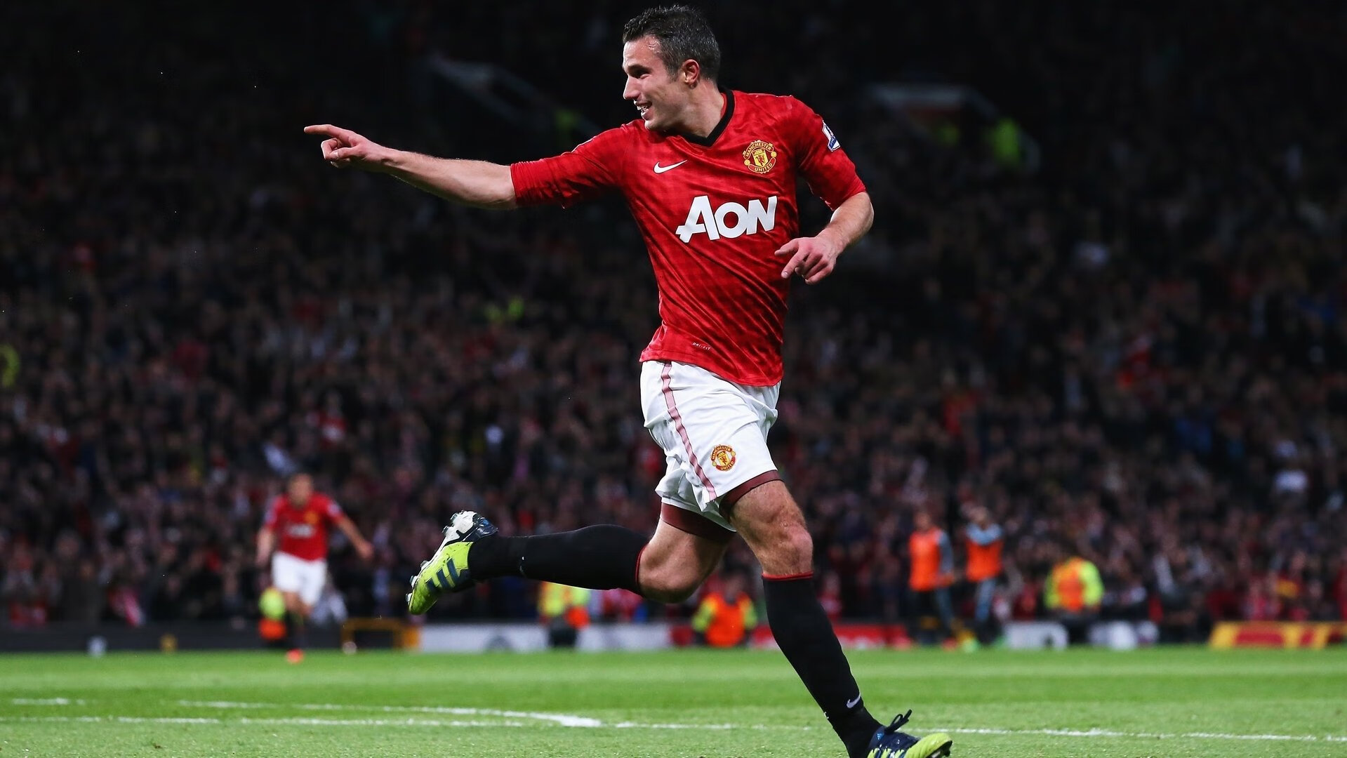 绿茵场险胜，乒乓台破纪录，体育之夜的冰火交响